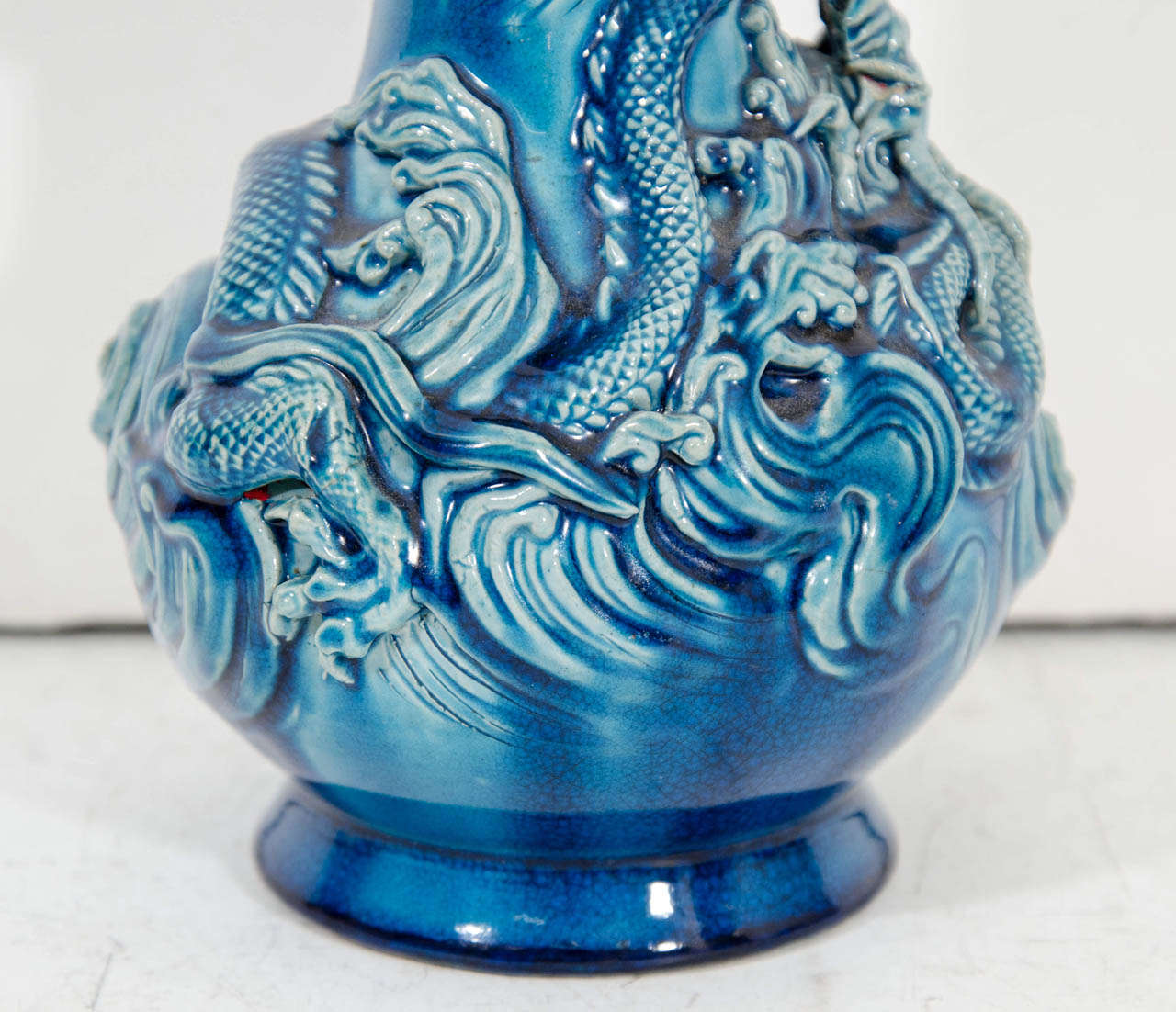 Vase japonais Kutani bleu du début du XXe siècle avec dragon bruni Bon état - En vente à New York, NY