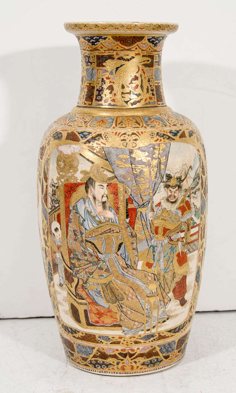 Un vase Satsuma en brocart doré japonais du 19ème siècle avec des panneaux décoratifs de personnages 

Bon état avec une usure appropriée à l'âge