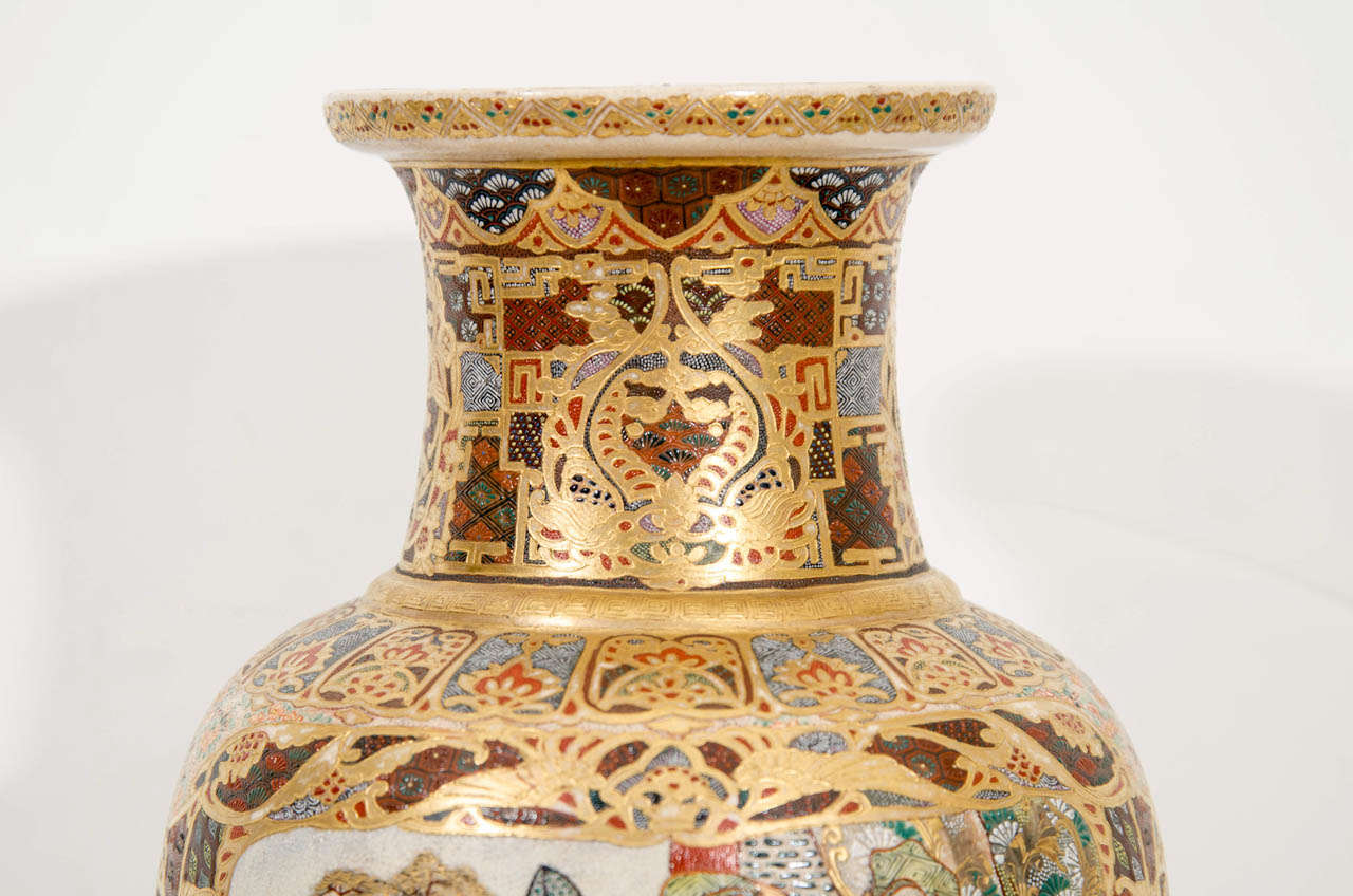 Vase Satsuma japonais du 19ème siècle avec des figures Bon état à Astoria, NY
