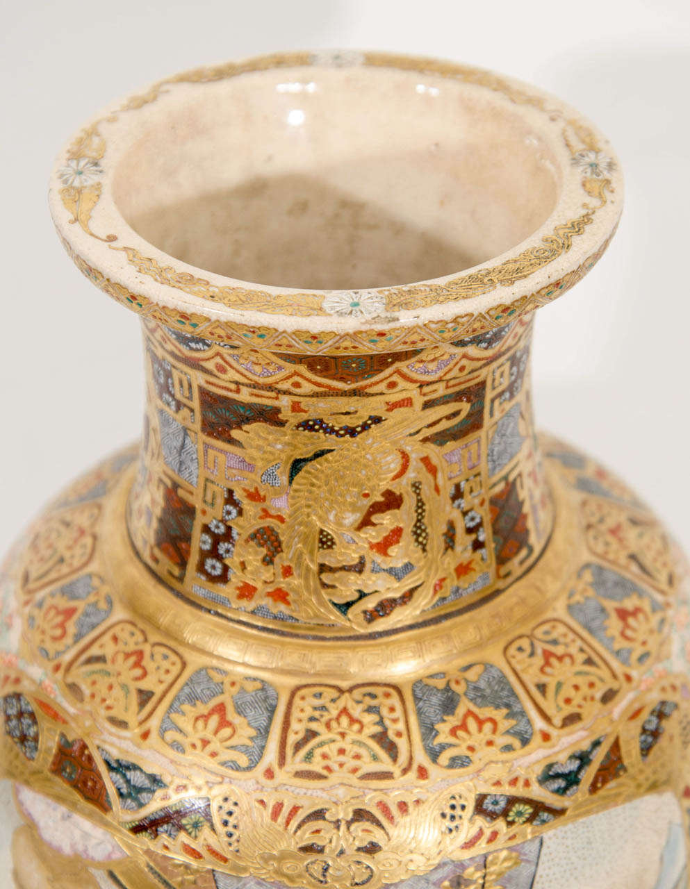 XIXe siècle Vase Satsuma japonais du 19ème siècle avec des figures
