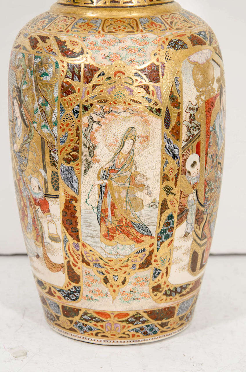 Porcelaine Vase Satsuma japonais du 19ème siècle avec des figures