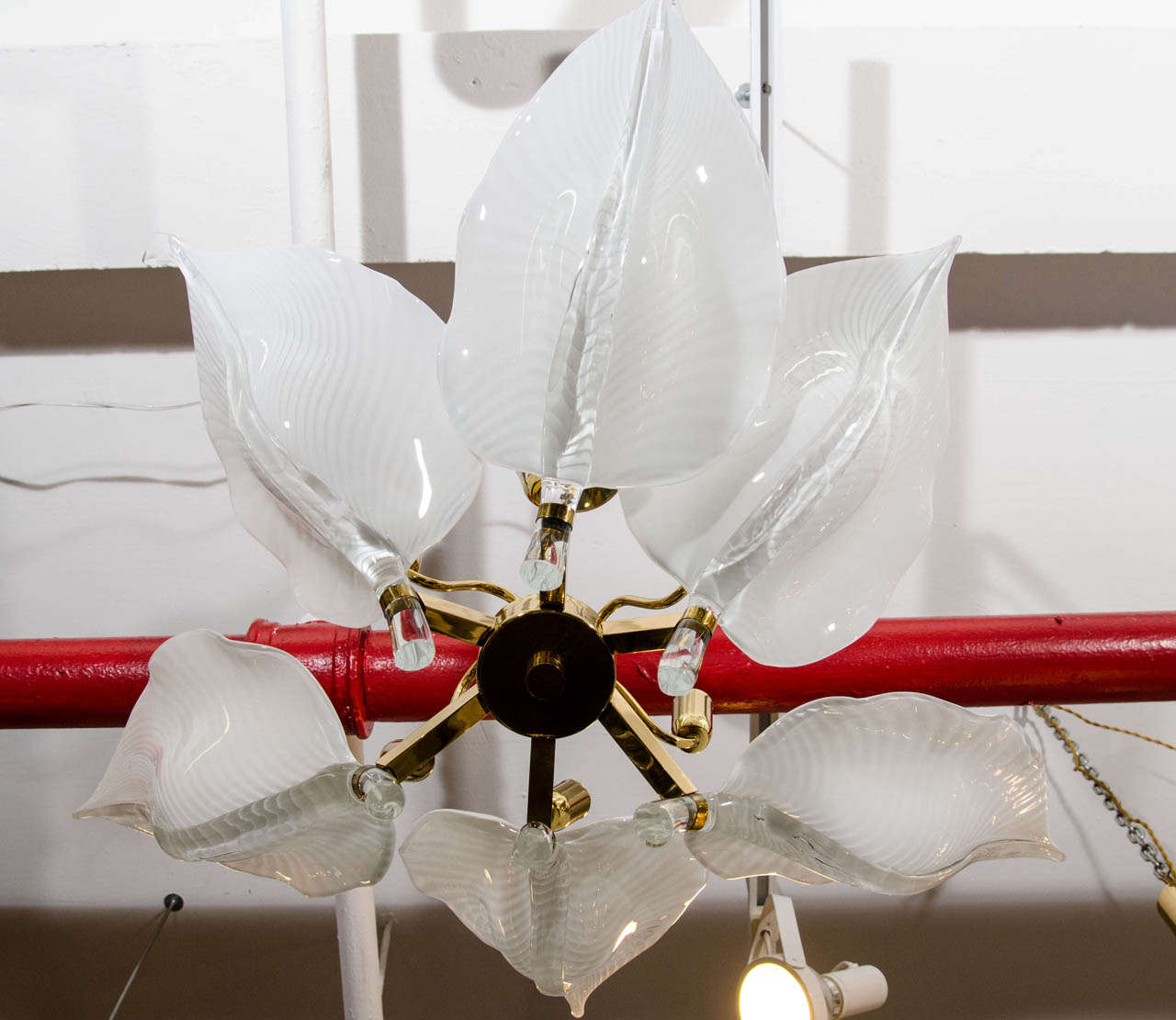 Verre Lustre à feuilles de lys en verre de Murano du milieu du siècle dernier par Franco Luce