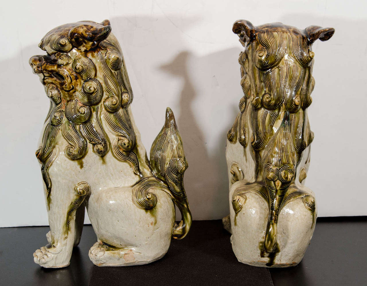A pair of sculptural Japanese Foo Dogs made of Oribe porcelain from the late Edo Period.

Good condition with age appropriate wear.