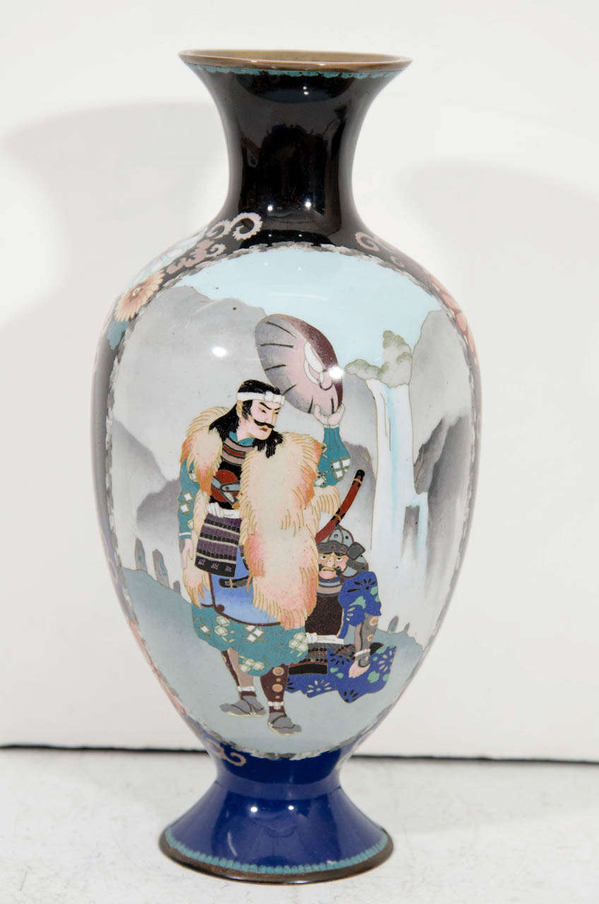 Vase cloisonné japonais de la période Meiji avec des figures de samouraïs sur une face et une décoration florale sur l'autre.