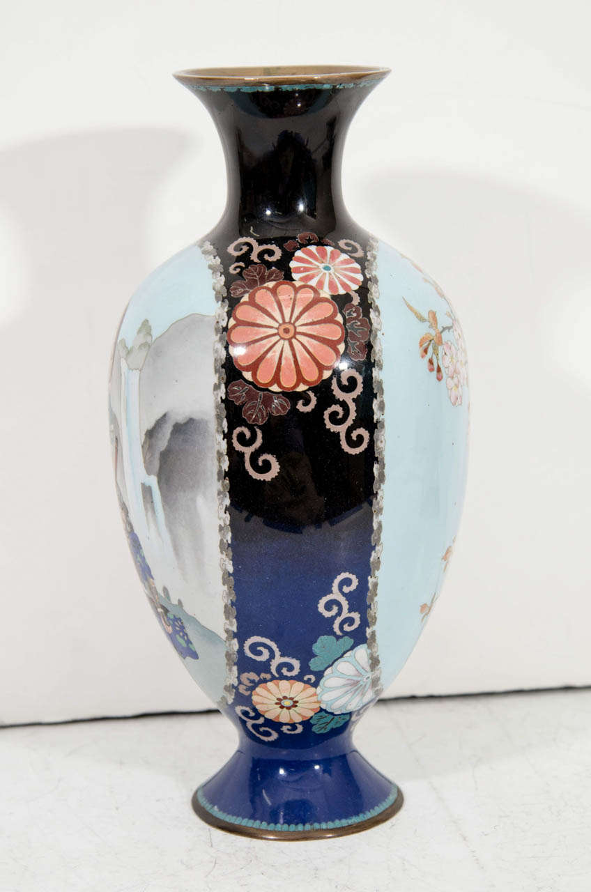Japanische blaue Cloisenne-Vase aus der Meiji-Periode mit Samurai-Figuren (Porzellan) im Angebot