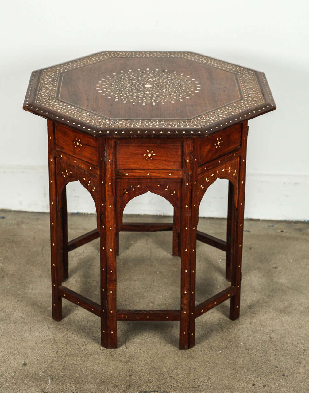 Large fine and elegant Hoshiarpur Anglo-Indian octagonal sandalwood table with elaborate bone and ebony inlay.
The octagonal surface and sides are finely carved and inlaid with bone and ebony floral and foliate motifs designs.
The base fold