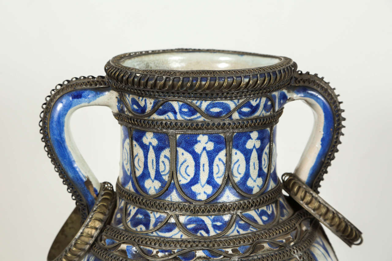 Marokkanisches Blau & Weiße Keramik-Fußvase aus Fez mit Silberfiligran (Maurisch) im Angebot