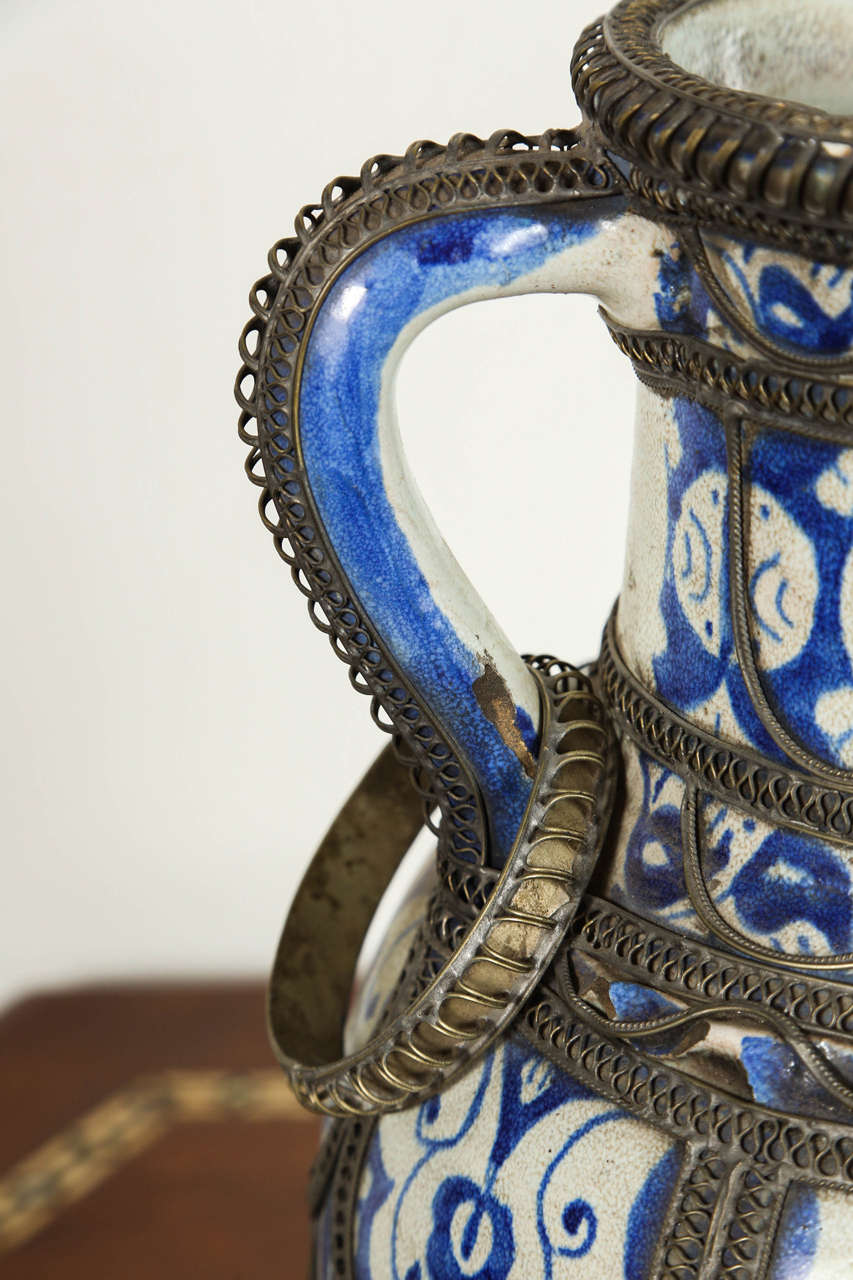 Marocain Vase sur pied marocain en céramique bleue & blanche de Fès avec filigrane en argent en vente