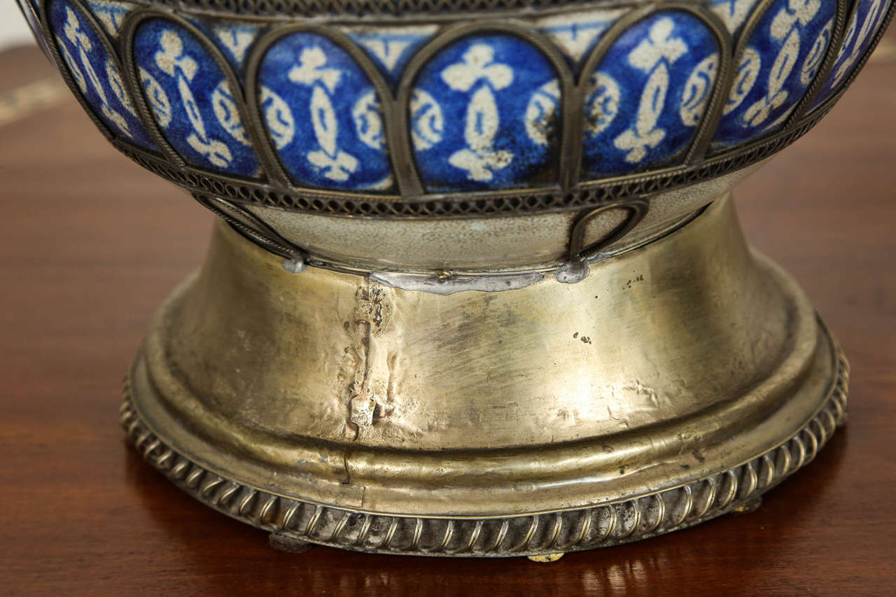 Fait main Vase sur pied marocain en céramique bleue & blanche de Fès avec filigrane en argent en vente