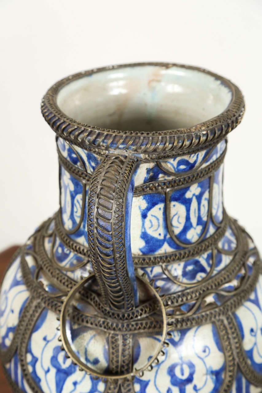 Fin du XIXe siècle Vase sur pied marocain en céramique bleue & blanche de Fès avec filigrane en argent en vente