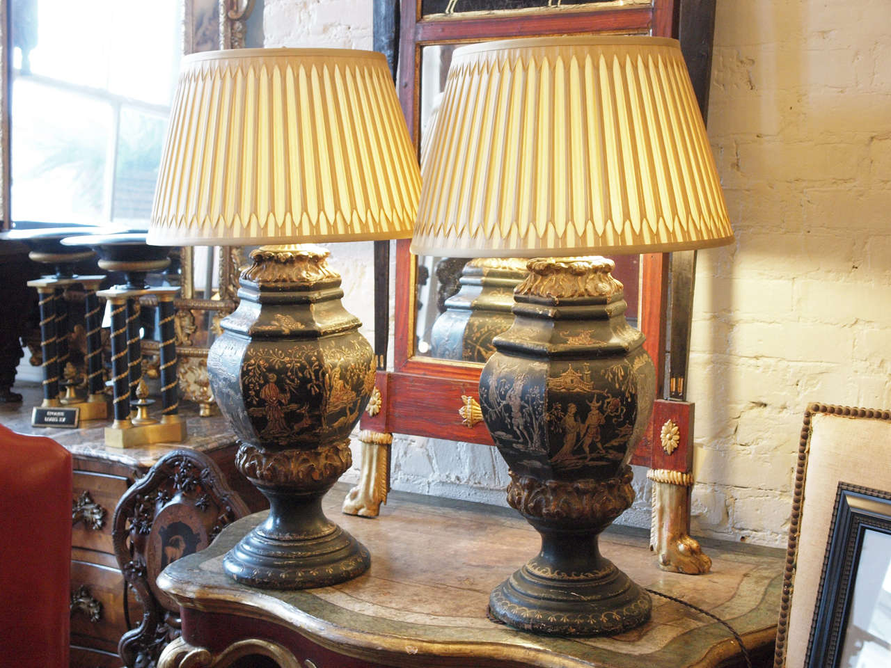 Pair of 18th Century Chinoiserie Decorated Urn Lamps 4