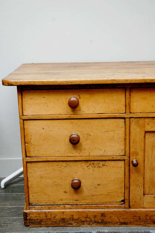 English Country Sideboard in Pine, Circa 1840 In Excellent Condition In Los Angeles, CA