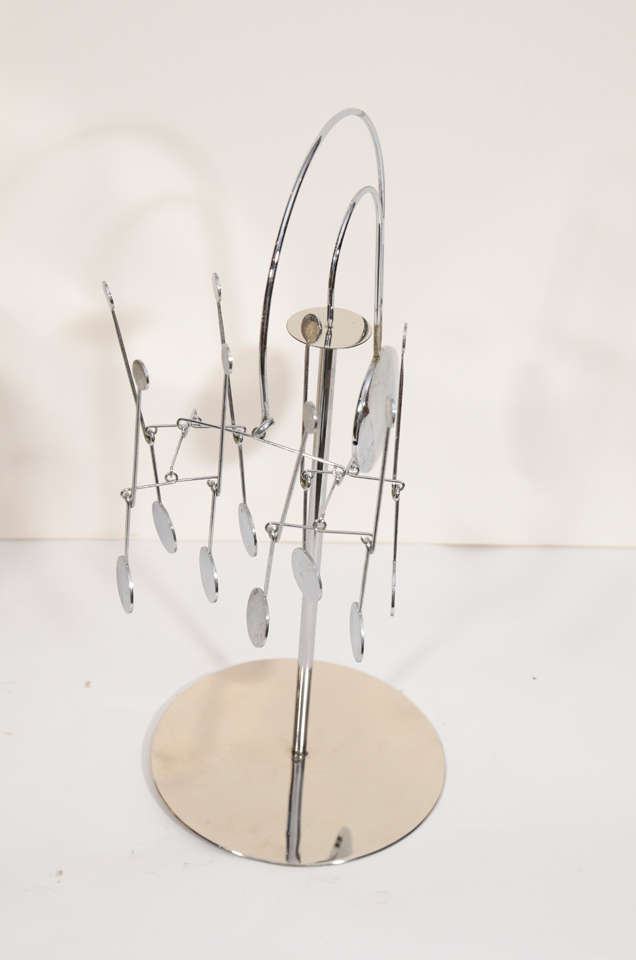 Il s'agit d'un petit mobile Collet rare. Ces artistes  travail  est très recherché en France et dans le monde par les collectionneurs.