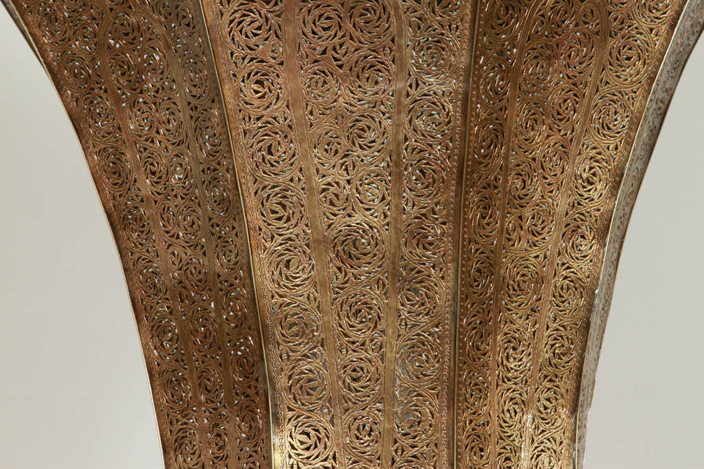 Moresco Lampadario marocchino in ottone sovradimensionato in stile moresco andaluso in vendita