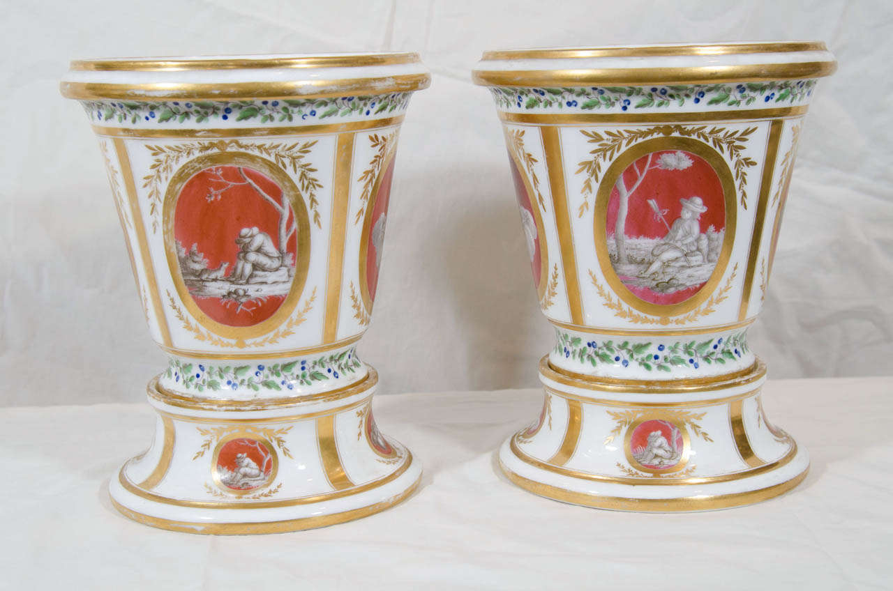 Porcelaine à la Reine wurde in der Fabrik von Marie Antoinette hergestellt:: die als Fabrique de la Reine bekannt war und von 1778 bis 1793 in Betrieb war. Es befand sich im Zentrum von Paris. Dieses Paar von Übertöpfen und Ständern ist ein schönes
