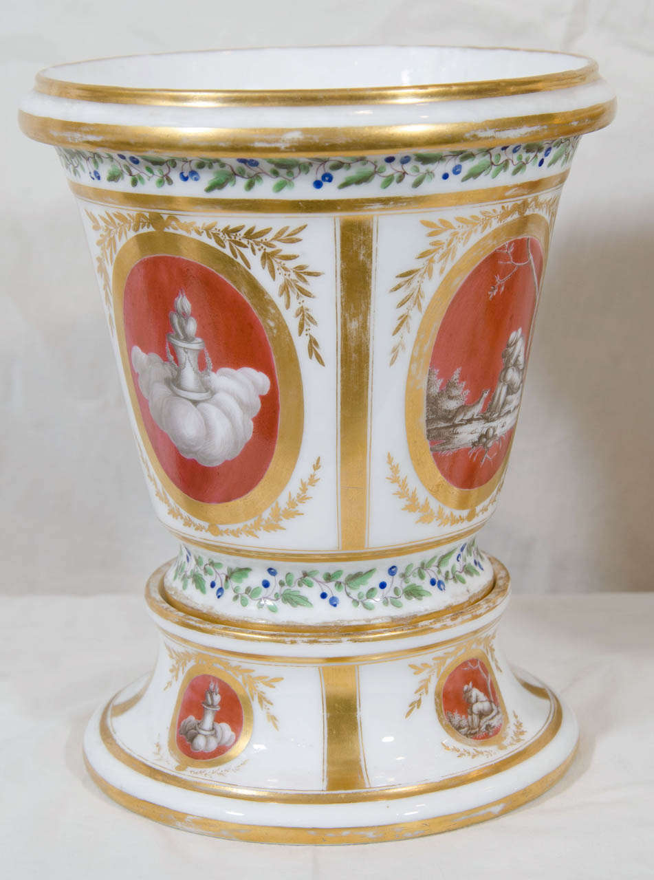 Ein Paar französische Cache-Töpfe aus dem 18: Porzellan à la Reine (Vergoldet)