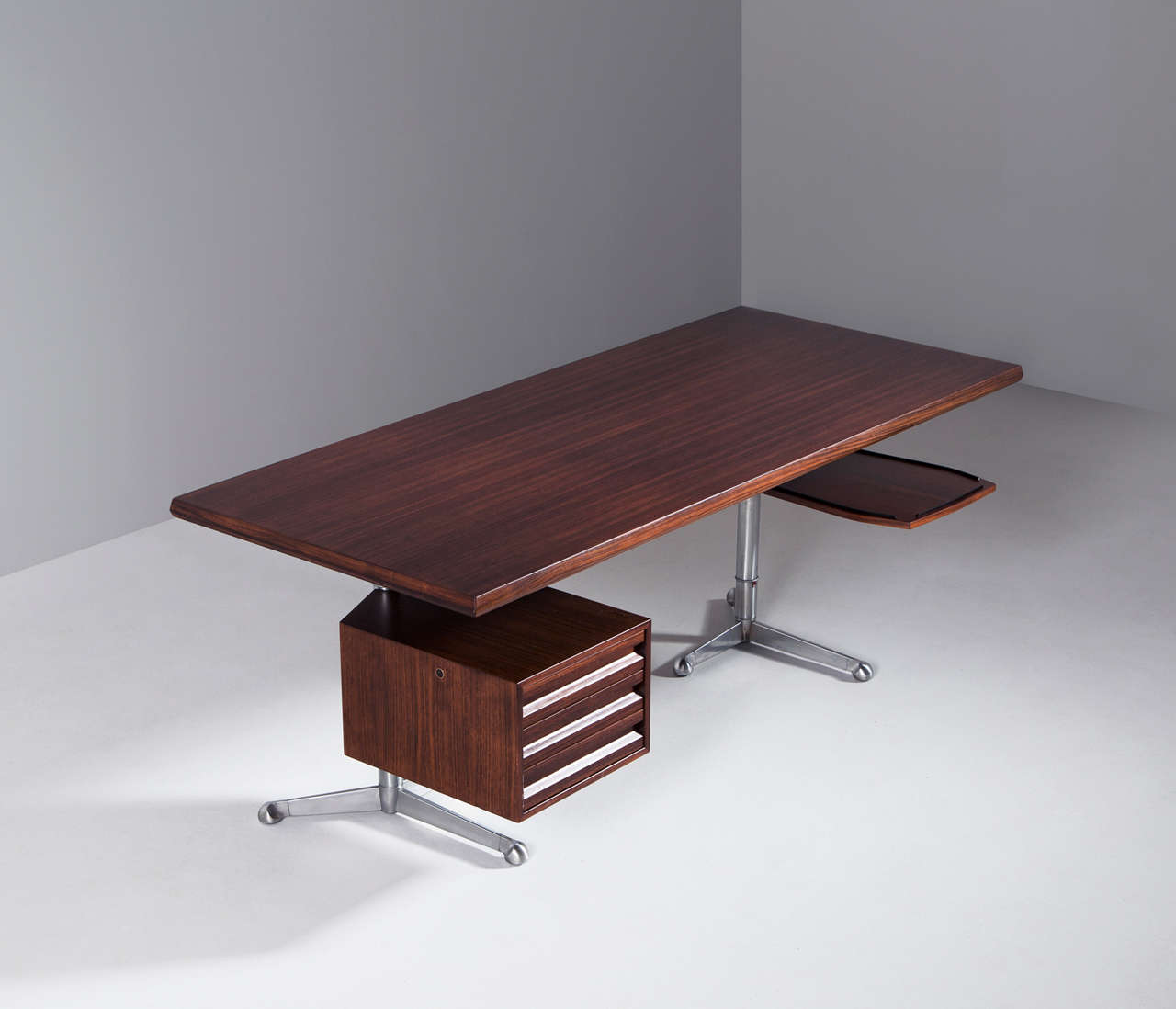 Desk, in rosewood and steel, by Osvaldo Borsani for Tecno, Italy 1960s. 

Rare rosewood desk designed by Osvaldo Borsani in with a stunning horizontal rosewood pattern. This desk has a rectangular shaped top which not only gives it his unique