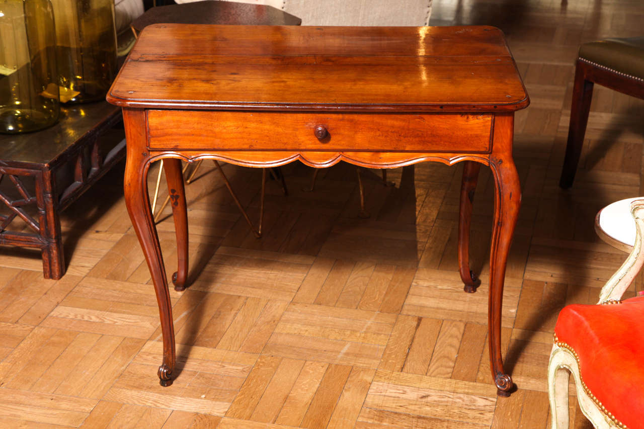 A 19th Century French Cherry Wood Writing Table In Excellent Condition For Sale In New York, NY