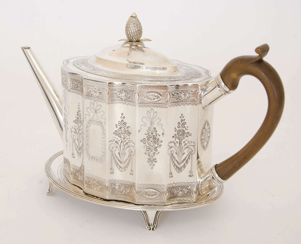 A George III Antique Silver Tea Pot and Stand In Good Condition For Sale In London, GB