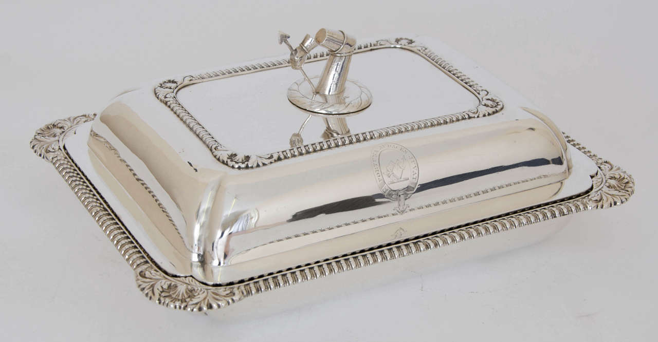 Pair of   George III Antique Silver Entree Dishes In Good Condition In London, GB