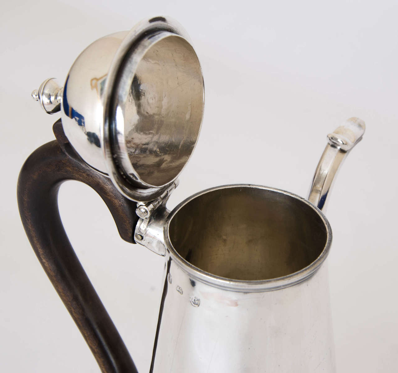 Antique Silver Side handled Coffee / Chocolate Pot. In Good Condition For Sale In London, GB