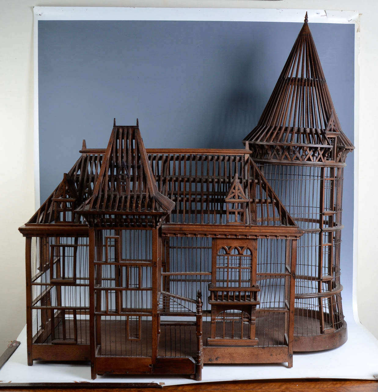 En forme de manoir avec une tour d'angle supportant un bâtiment. Un chef-d'œuvre réalisé par un maître charpentier.