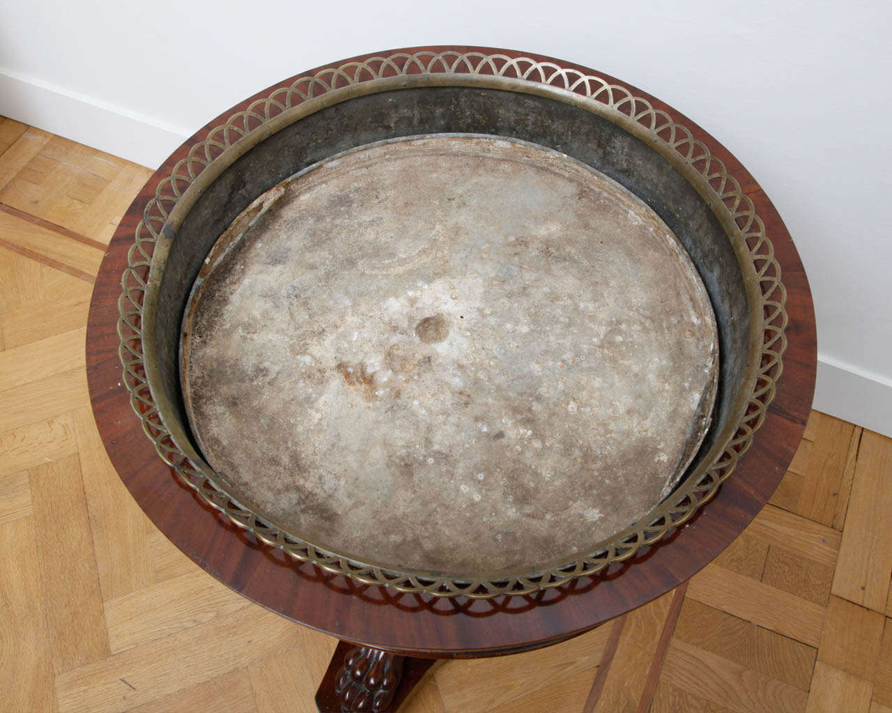 Circular Mahogany Jardiniere Resting on a Tripod Ending on Paw Feet In Good Condition For Sale In Brussels & Antwerp, BE