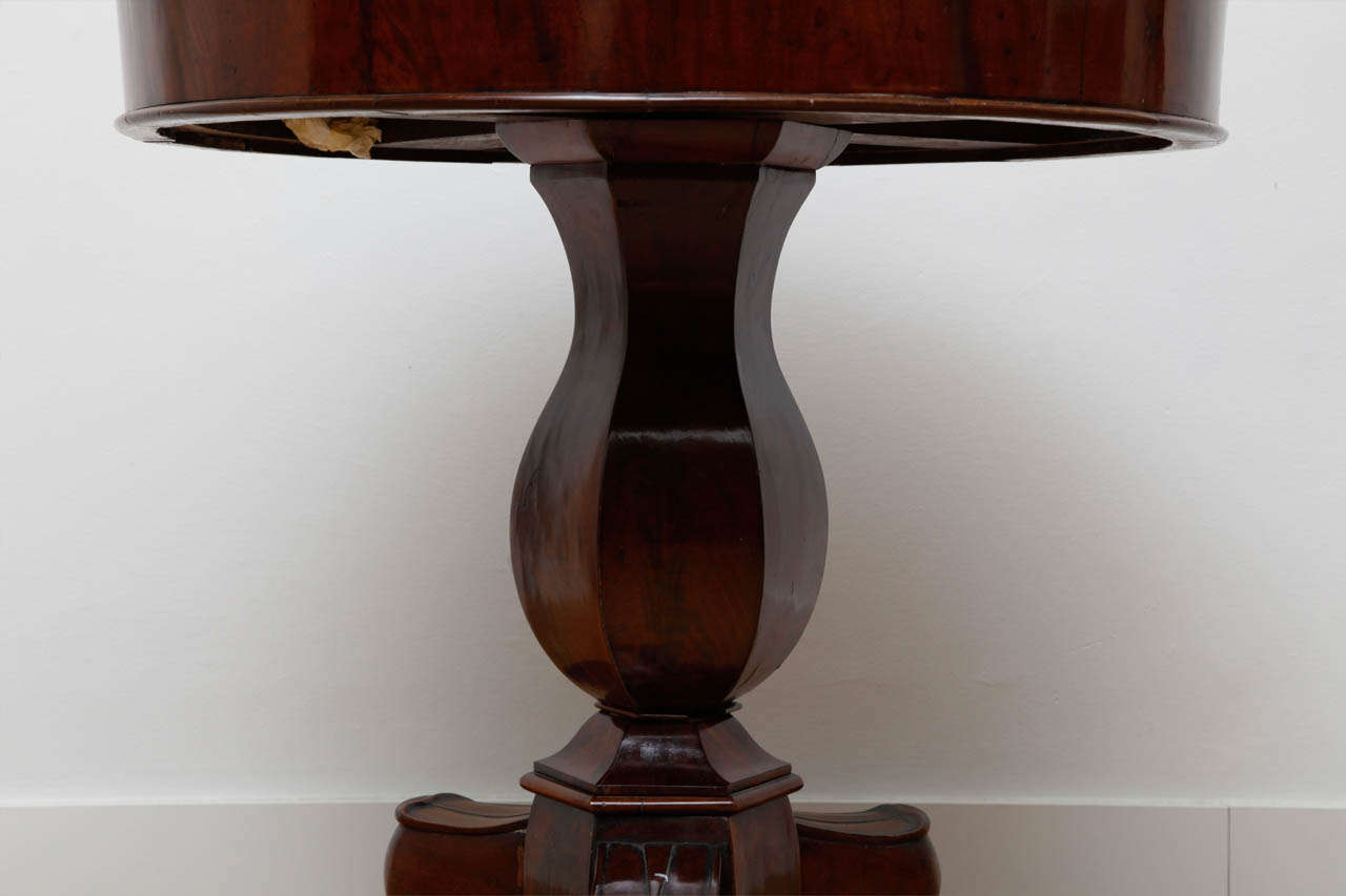 Circular Mahogany Jardiniere Resting on a Tripod Ending on Paw Feet For Sale 2