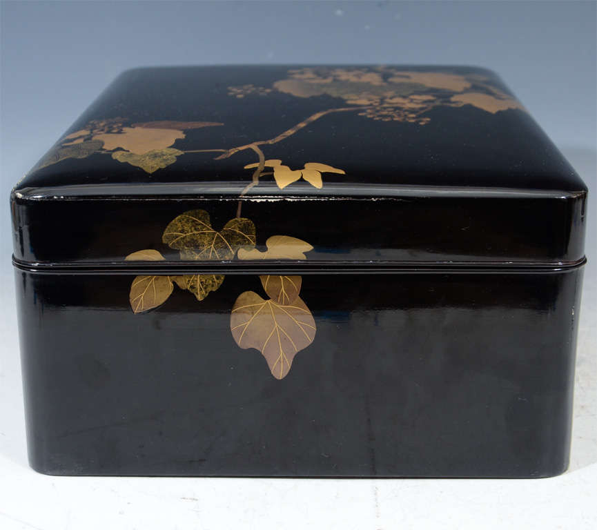 Antique Japanese Lacquer Black Box with Grapes In Good Condition For Sale In New York, NY
