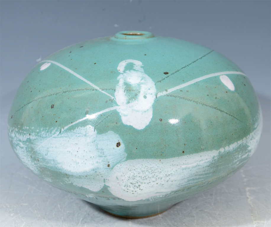 Ein Vintage japanischen Studio Keramik Töpfer Vase in mintgrün mit weiß.

4606