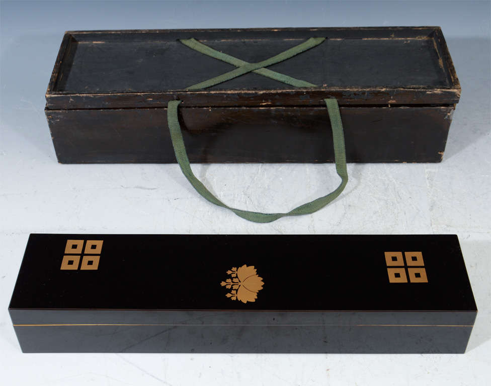 Eine lackierte Holzschatulle mit goldenen Details aus der Meiji-Zeit in Japan. Das Stück wird komplett mit seiner originalen Aufbewahrungsbox geliefert.

9822