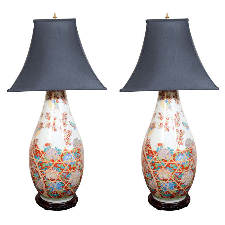 Deux vases de palais Imari japonais adaptés comme lampes