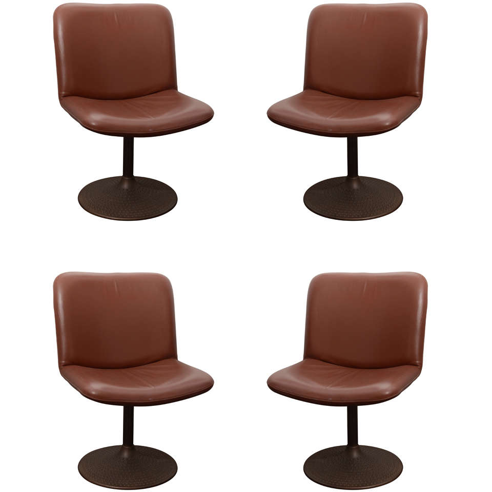 Satz von vier drehbaren Stühlen von Tapiovaara im Angebot