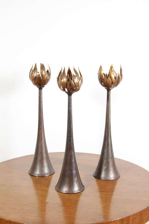 Bronze Hervé van der Straeten, Paire de chandeliers en bronze 