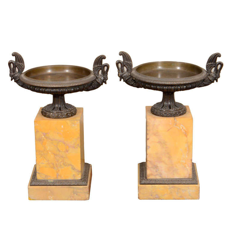 Paire de tazzas françaises en bronze du début du XIXe siècle sur socle en marbre de Sienne