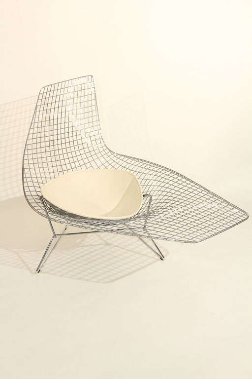 Part sculpture, part chaise, the Bertoia Asymmetric Chaise is a classic. This example is in excellent condition and comes with an ivory seating pad.