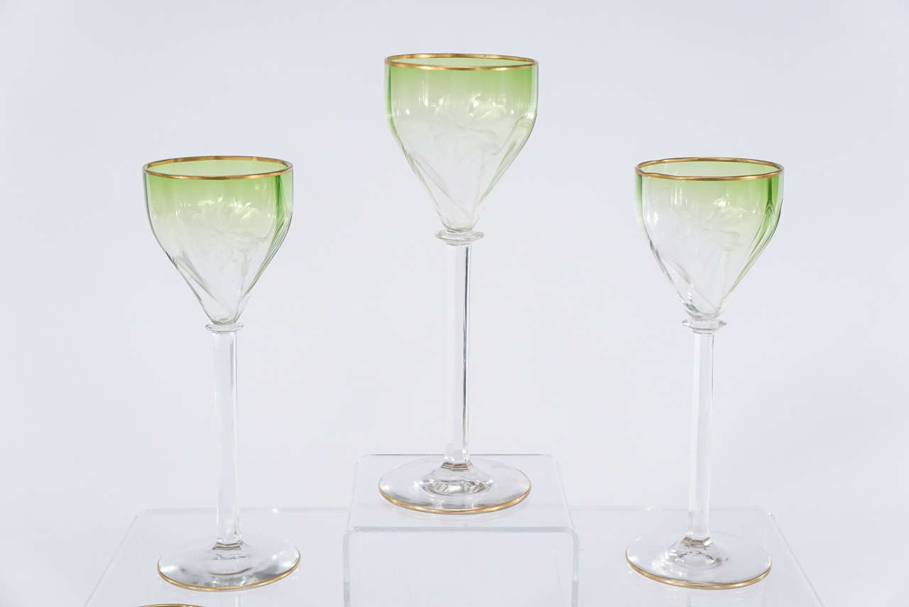 Satz von 12 Moser Intaglio Cut Art Nouveau Grün schattiert zu klaren Weinpokalen (Art nouveau) im Angebot