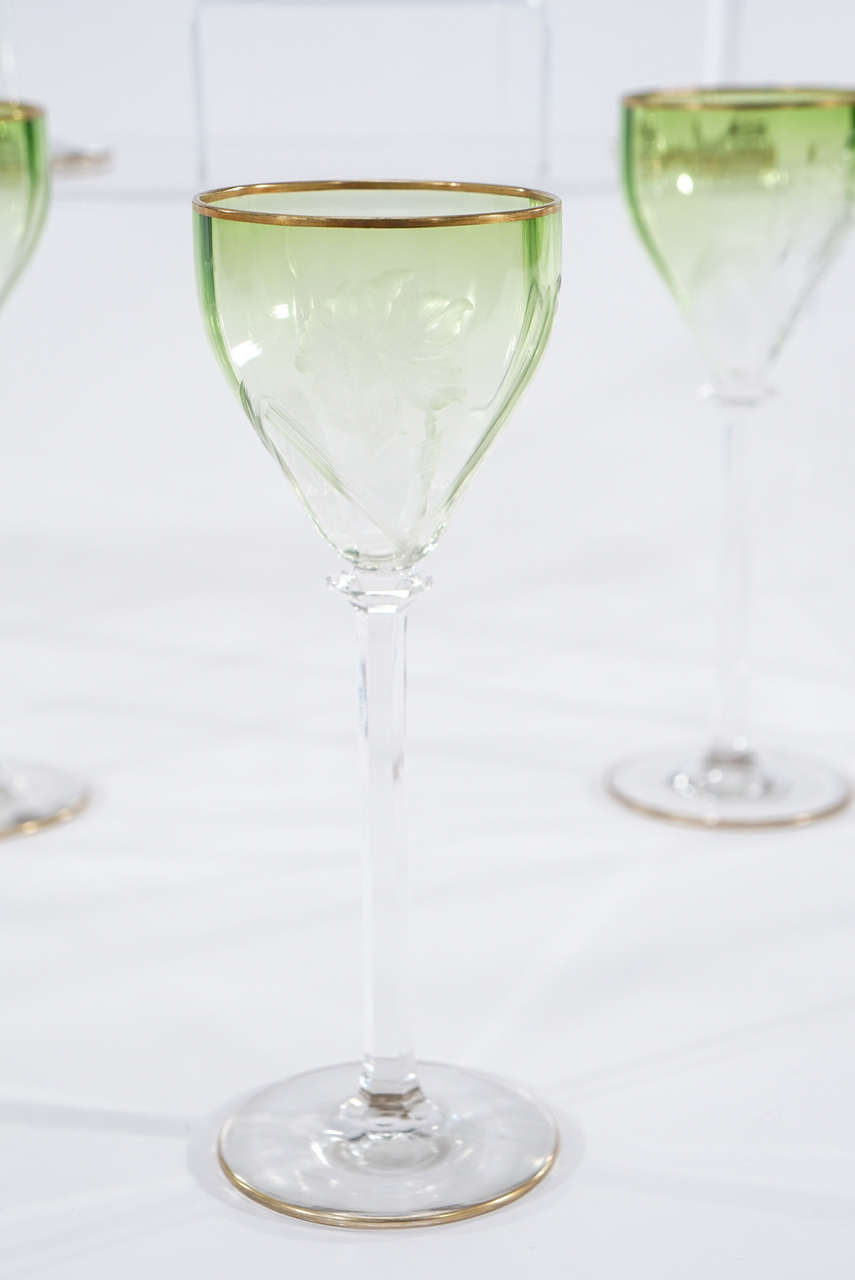 Satz von 12 Moser Intaglio Cut Art Nouveau Grün schattiert zu klaren Weinpokalen (Tschechisch) im Angebot