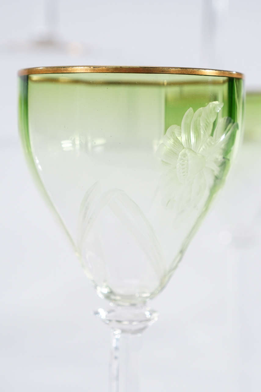 Satz von 12 Moser Intaglio Cut Art Nouveau Grün schattiert zu klaren Weinpokalen im Zustand „Hervorragend“ im Angebot in Great Barrington, MA