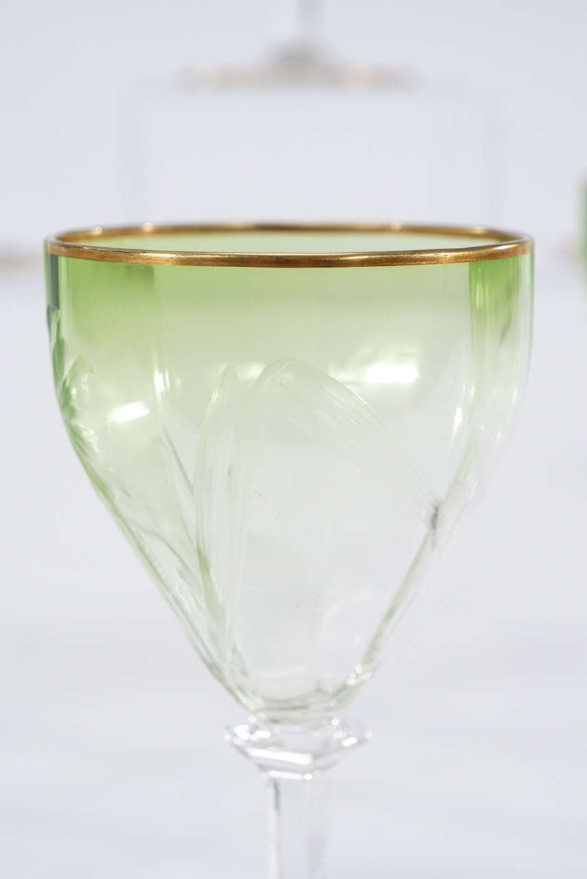 Satz von 12 Moser Intaglio Cut Art Nouveau Grün schattiert zu klaren Weinpokalen im Angebot 1