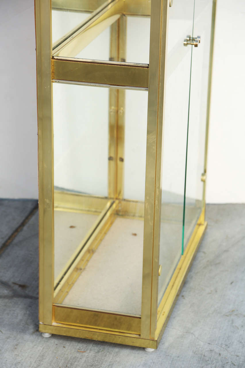 Mid-Century Brass and Glass Mastercraft Display Cabinet For Sale 4