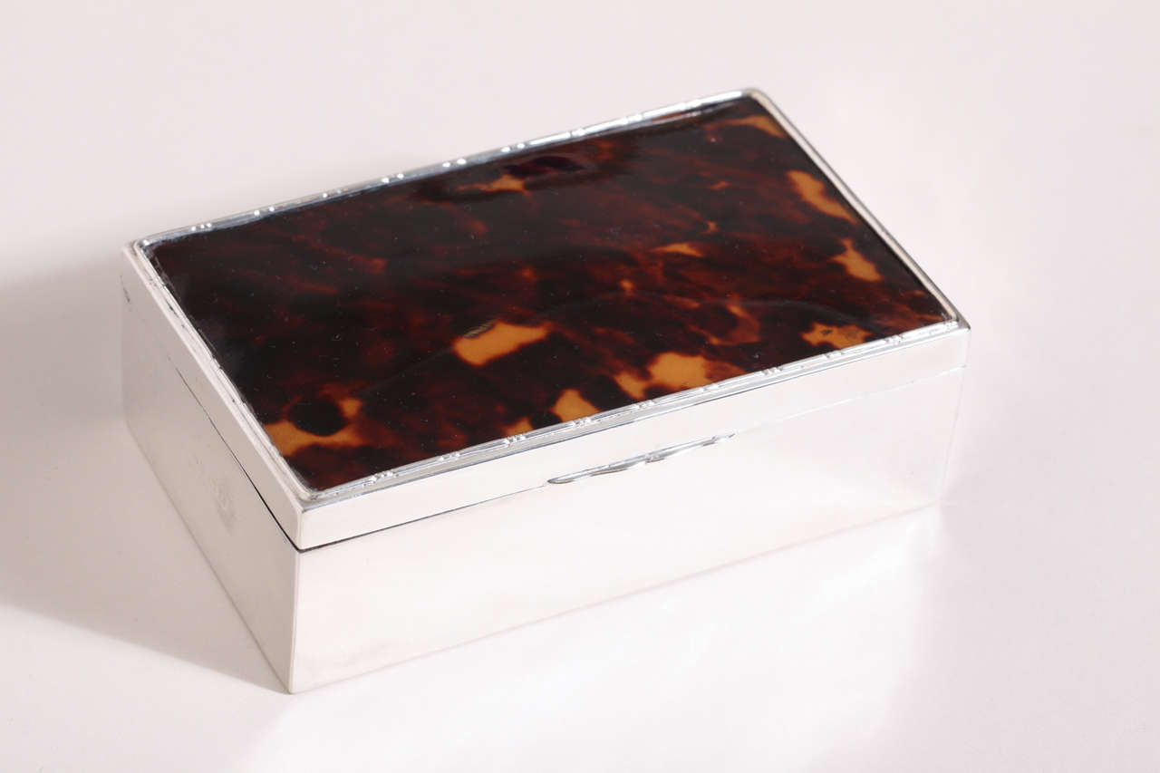 10.40 ozs. Gross

Rectangular smooth sterling silver cigarette box with inset tortoiseshell top.

Hallmarked for 925 silver/ Birmingham/ 1926/ maker’s initials unclear.

(Price shown is reduced price, no further trade discount) 