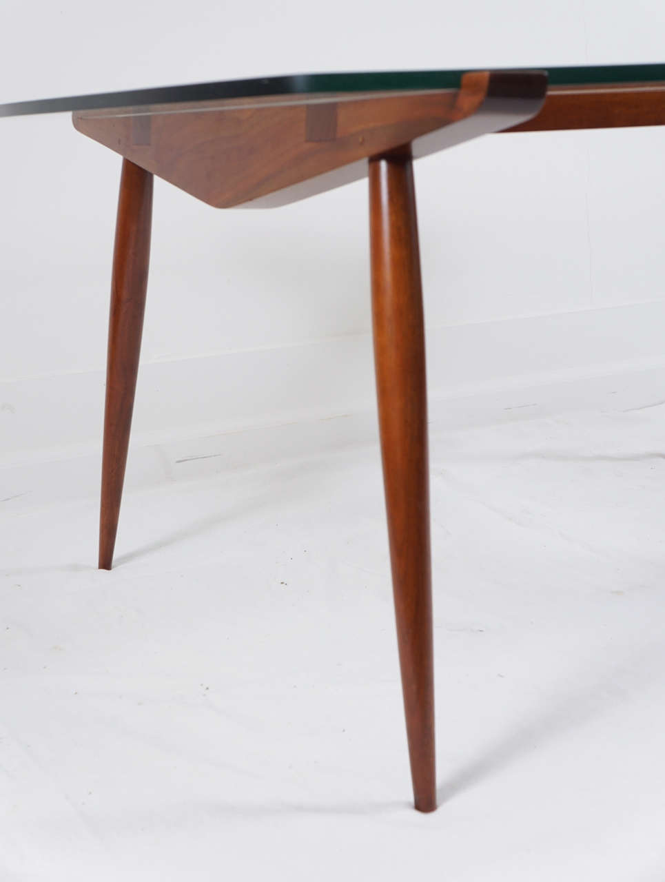 mid century walnut coctail table after Ico Parisi In Excellent Condition For Sale In Canaan, CT