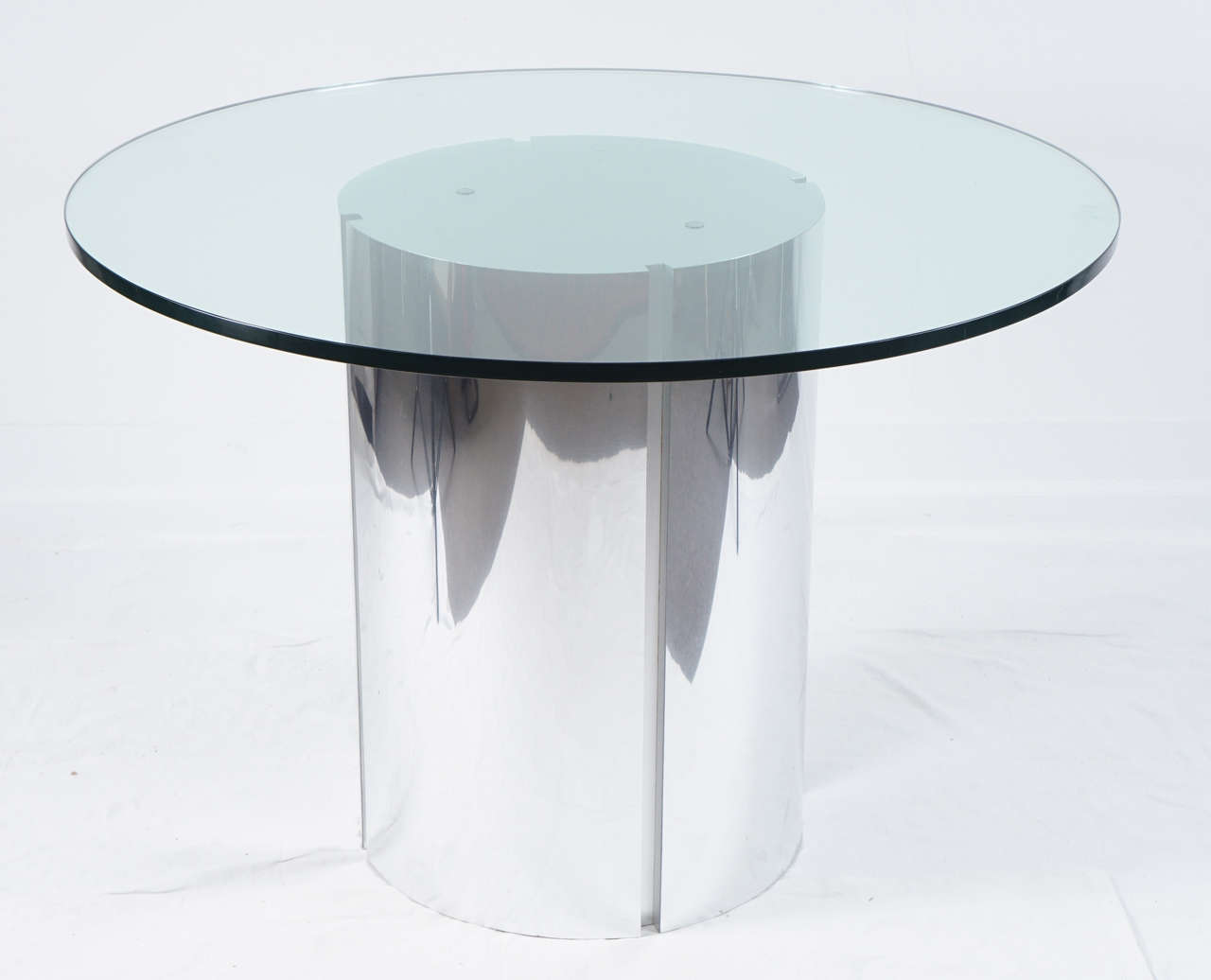 this table can be used for any needs you have.
perfect size for kitchen or small dining area.
table is in wonderful condition for its age, with light surface scratching to top of chrome base.