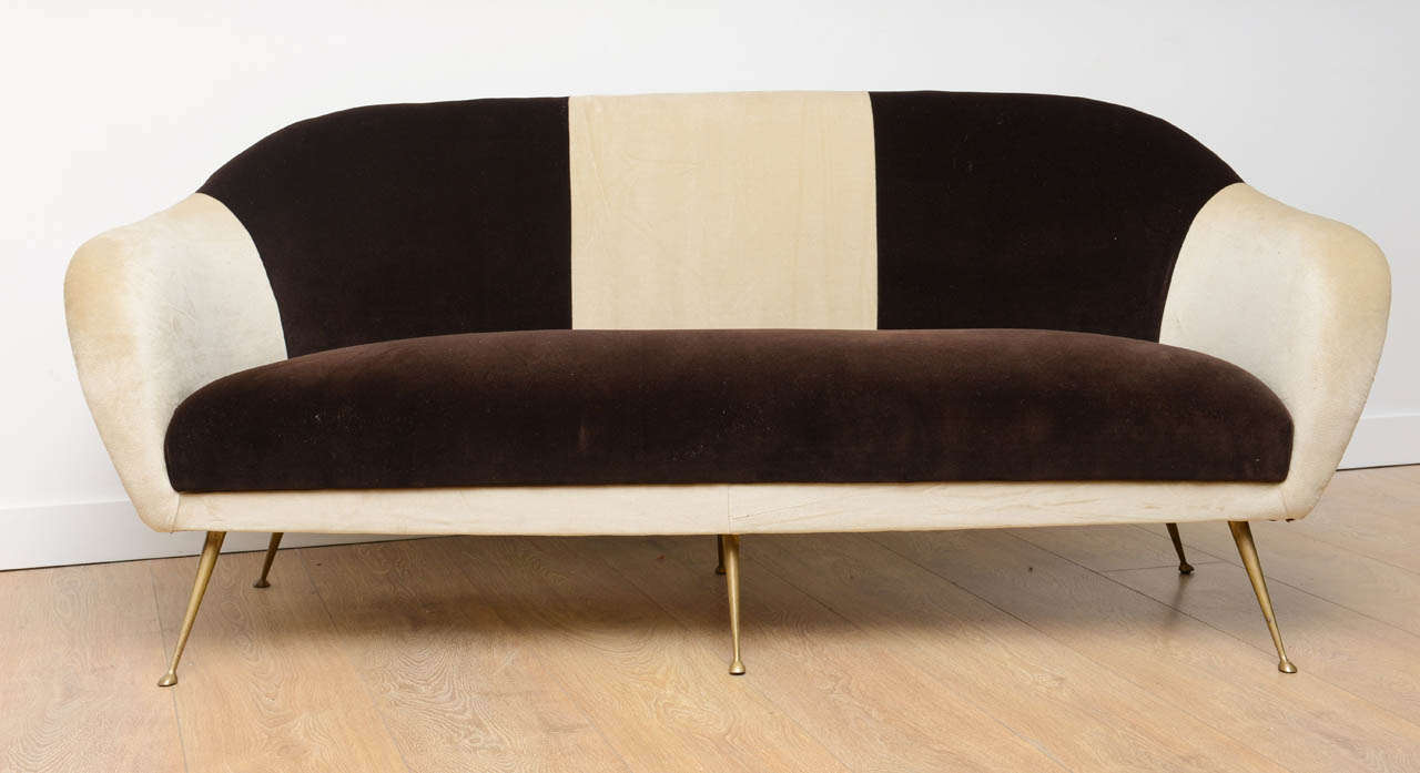 1950's Italian sofa with vintage velvet upholstery in very good condition. Splayed brass legs.