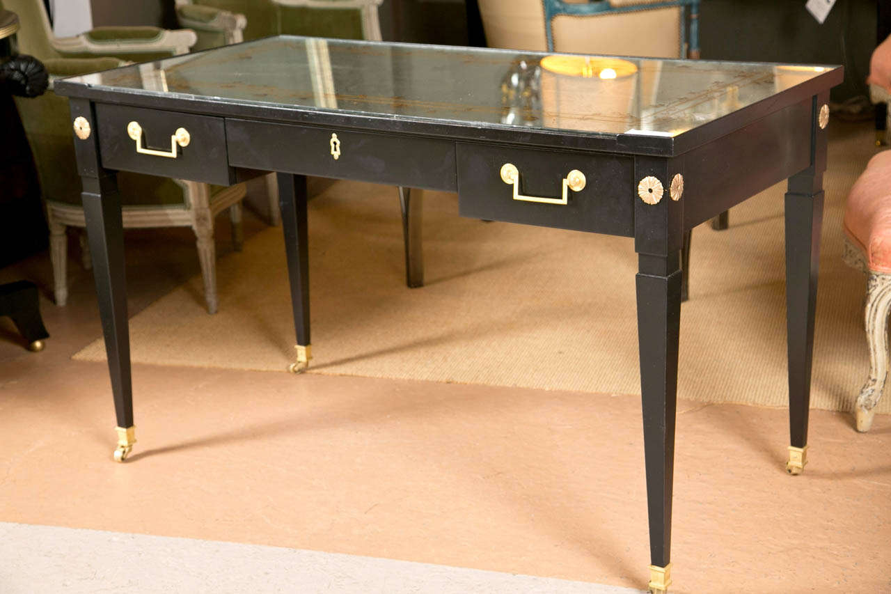 Ein ebonisierter Schreibtisch mit Eglomise-Auflage:: zugeschrieben Maison Jansen