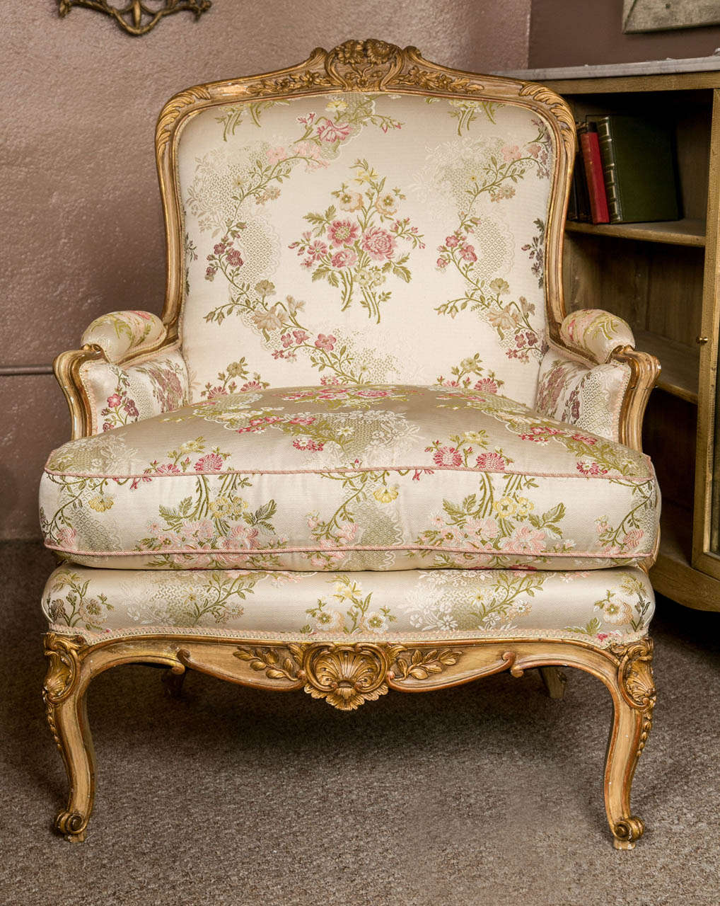 Pair of gorgeous French Louis XV style bergere chairs, 2nd quarter of 20th century, the frame distress painted and parcel-gilt, upholstered in lovely champagne color silk, padded arms, cushioned seat, raised on short cabriole legs ending in scrolled