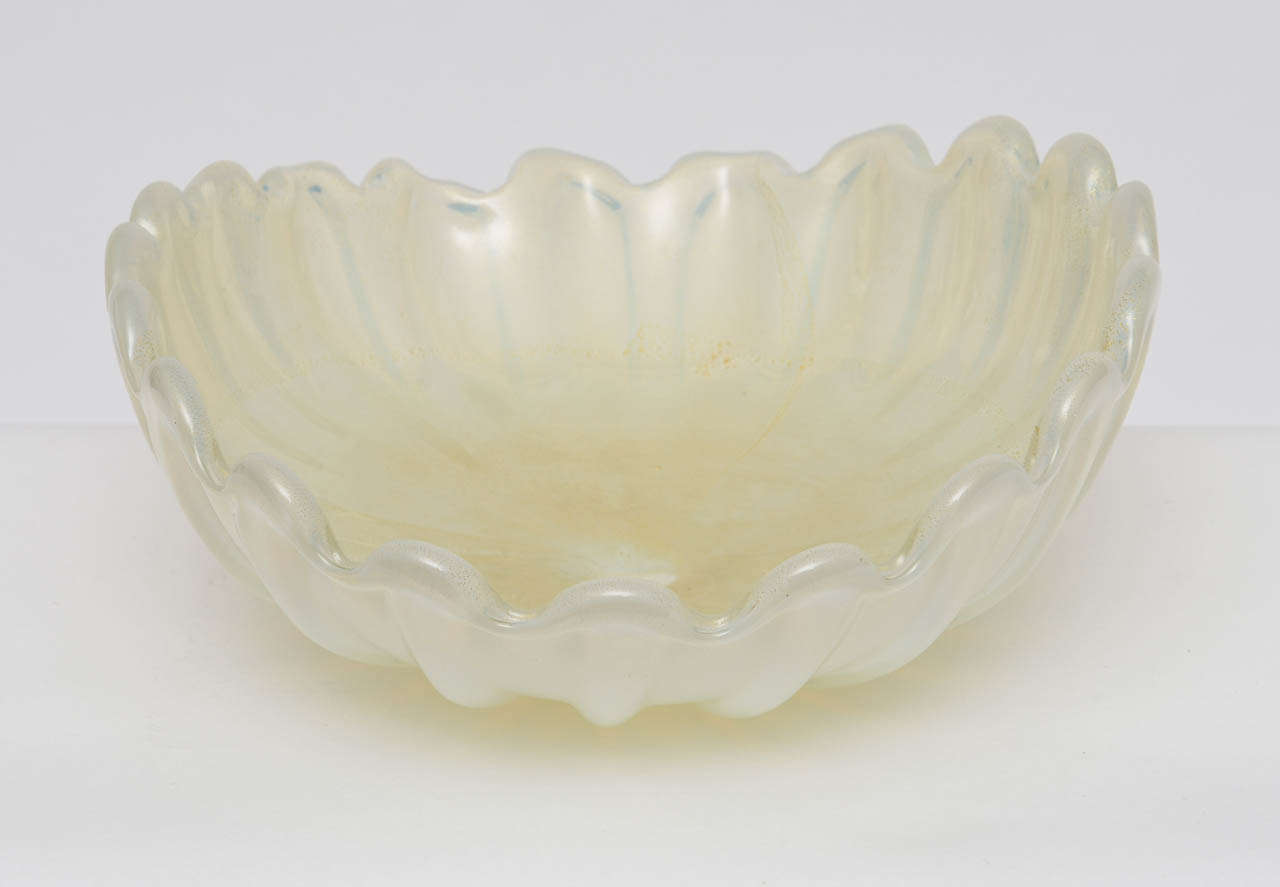 Ercole Barovier Handblown Murano Glass Scalloped Centerpiece Shell Bowl In Excellent Condition In Miami, FL