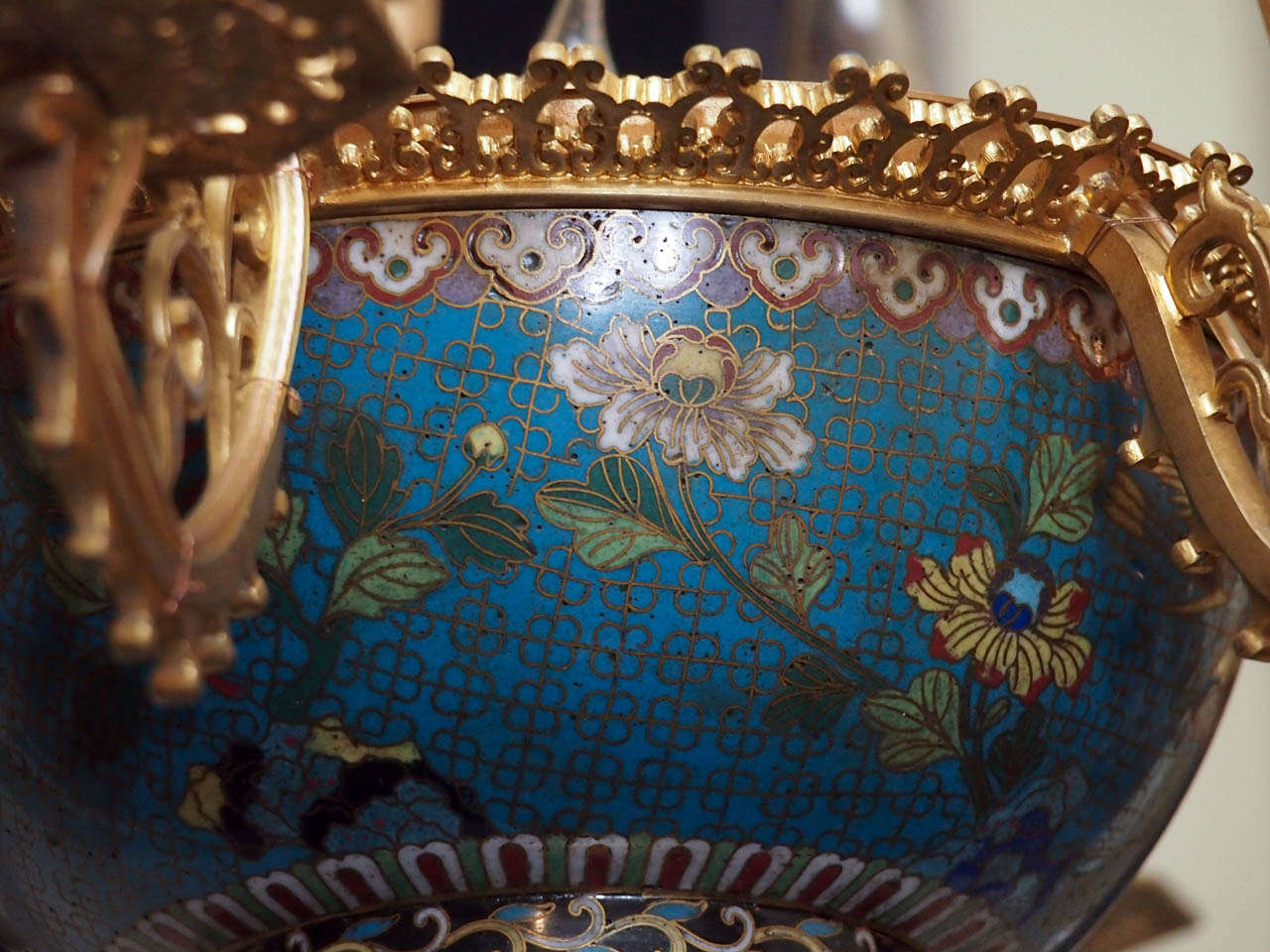 XIX secolo Antico lampadario Fench in smalto cloisonne e bronzo ormolato del 1860-1870 circa in vendita
