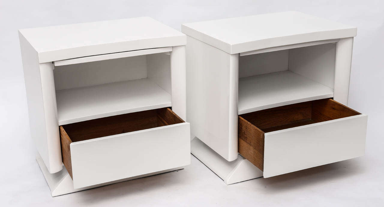 Pair of Mid Century Modern 1960's White Lacquered Bedside Tables In Excellent Condition In West Palm Beach, FL